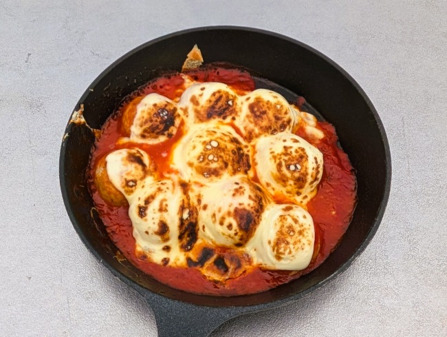 冷凍たこ焼きで作ったチーズたっぷりのラザニア風料理