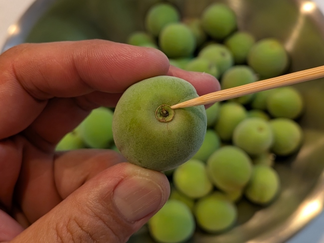 青梅のヘタを串で取る