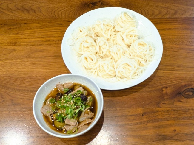 豚肉となすの旨みたっぷりつけだれで食べる豚なすつけそうめん