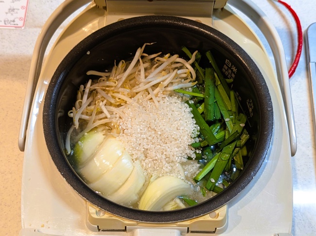 炊飯器に具材と調味料を入れて炊飯する前のサムゲタン