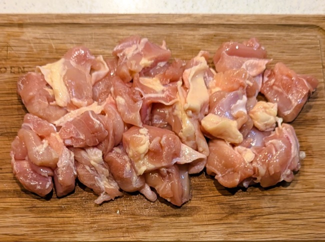 一口大に切ったジューシーな鶏肉