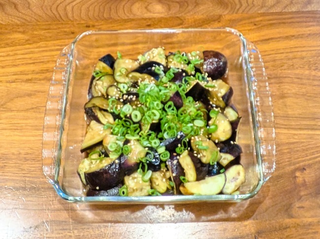 青ねぎとごまをのせて仕上げた茄子のナムル