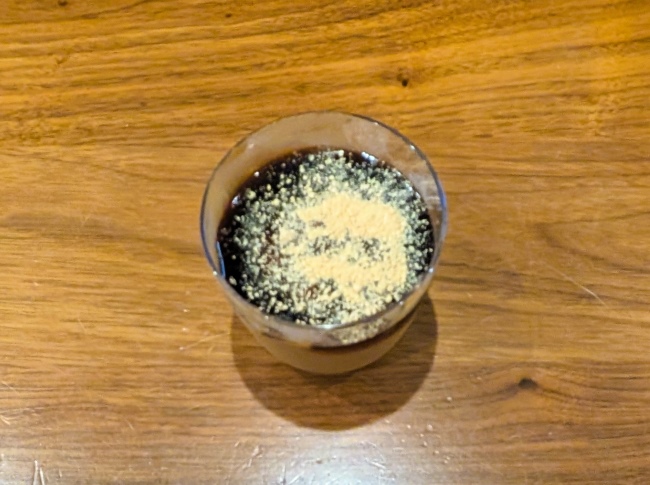 電子レンジで作った黒蜜きなこプリン｜黒蜜ときなこをかけたなめらかな和風プリン