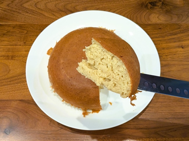 しっとりした断面が見える炊飯器バナナケーキ