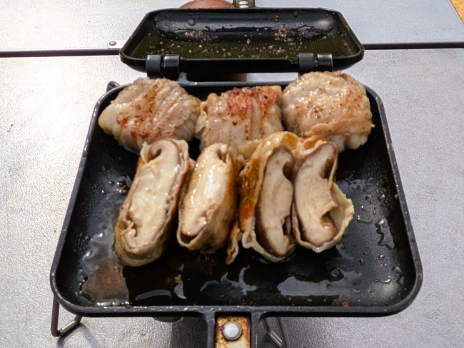ホットサンドメーカーで焼いた椎茸の肉巻き ほりにしで味付けした簡単キャンプ飯