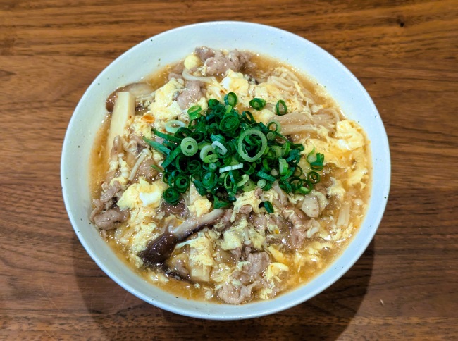 酸っぱ辛いスープが食欲をそそる酸辣湯麺、豚肉としいたけと卵入り