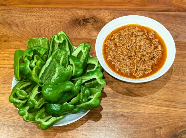 生ピーマンで肉味噌をディップして食べるおつまみ
