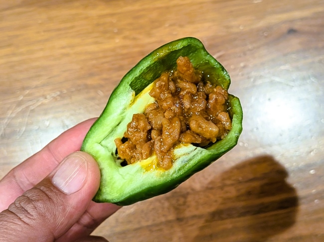 生ピーマンを器にして肉味噌をのせた肉味噌ピーマン