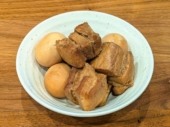 赤味噌で煮込んだ濃厚な豚の角煮と煮卵
