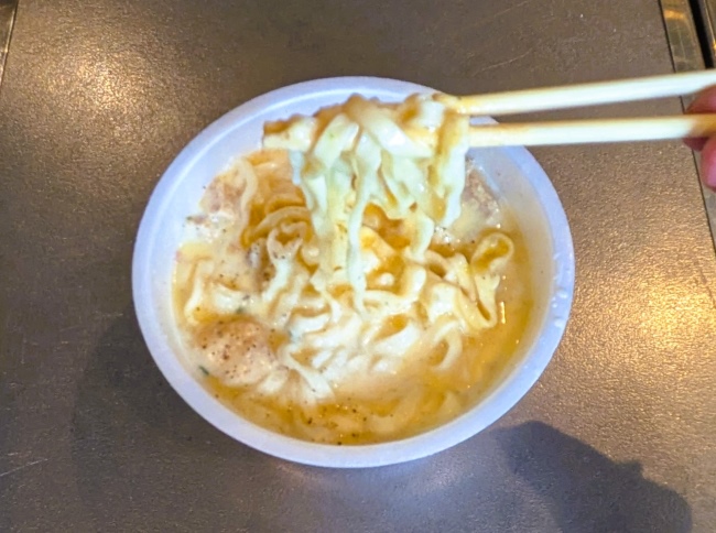 日清どん兵衛で作った濃厚クリーミーカルボナーラうどん